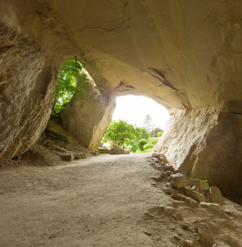 lichtdurchflutetes Inneres der Emma-Kunz-Grotte mit Blick nach draussen ins Grüne