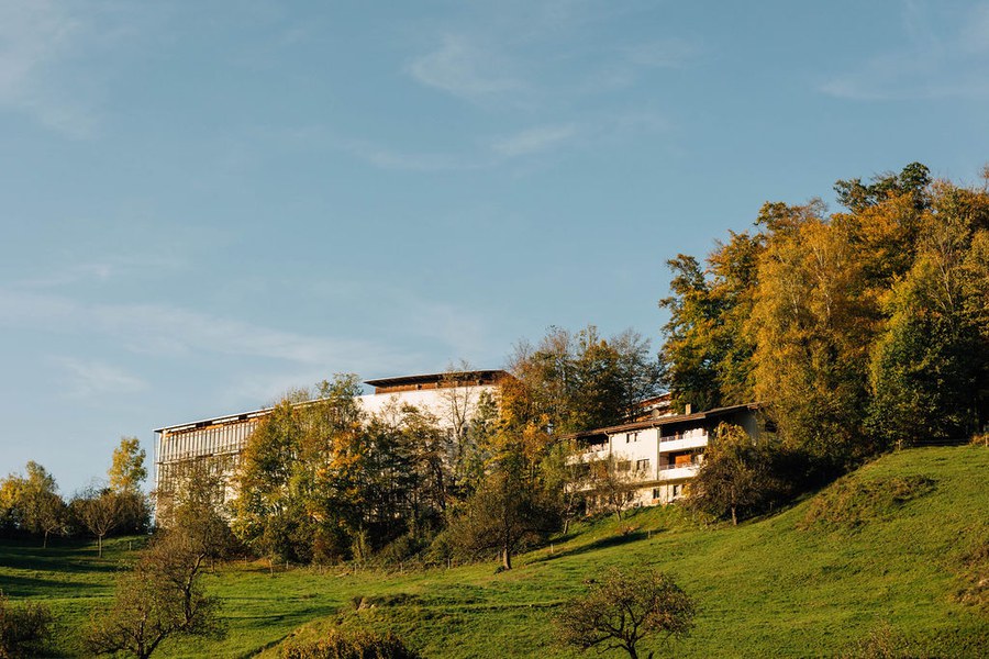 Aussenansicht Bildungshaus St. Arbogast, umgeben von herbstlich belaubten Bäumen